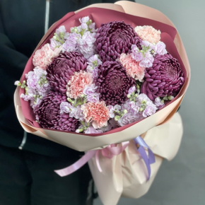 Букет "Софи" из хризантем Бигоуди, диантусов и ароматных маттиол в Мытищах