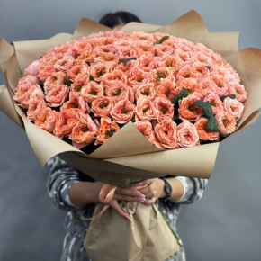 Букет "Персик" из 101 махровой розы Риджентс парк (60 см) в Мытищах