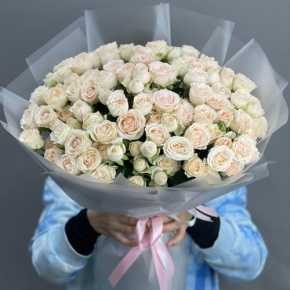 Букет из 35 кремовых кустовых роз (50 см) в Мытищах