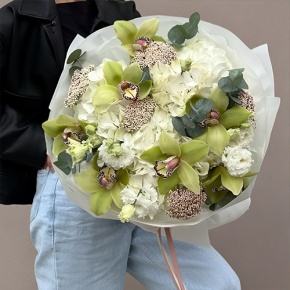 Букет "Эдем" из гортензии, орхидей, эустом, эвкалипта и озатамнуса в Мытищах