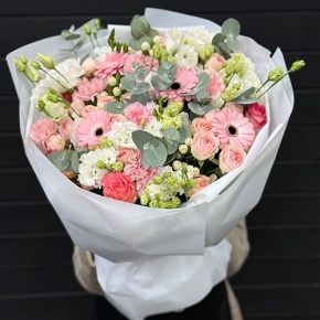 Букет "Ромео" из роз, эвкалипта, гербер, ароматных фрезий, озатамнуса, эустом и диантусов в Мытищах