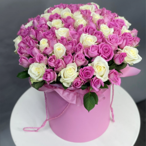 Композиция в шляпной коробке из 151 розы кения микс в Мытищах