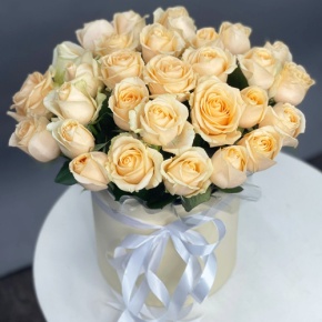 Композиция в шляпной коробке из 35 кремовых кенийских роз в Мытищах