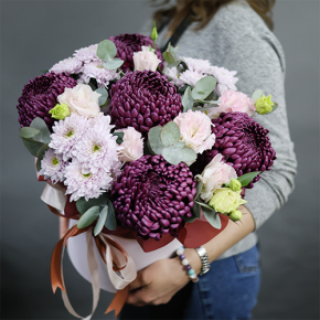 Композиция в шляпной коробке "Наденька" из хризантем Бигоуди, эустом и эвкалипта в Мытищах