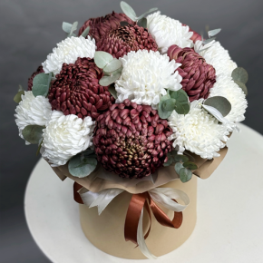 Композиция в шляпной коробке из 19 хризантем в Мытищах