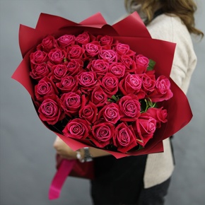 Букет из 35 малиновых роз Шангрила (50 см) в Мытищах