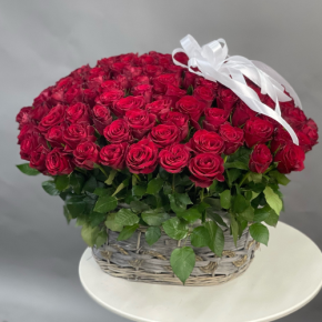 Композиция в корзине из 101 красной розы в Мытищах