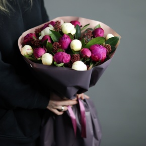 Букет из 17 пионов и скиммии в Мытищах