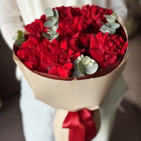 Букет "Красная пантера" из 7 роз Эквадор и эвкалипта в Мытищах