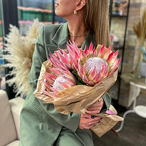 Букет из 3 королевских протей в Мытищах Букет из 3 королевских протей в Мытищах