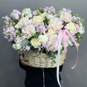 Композиция в корзине из роз Эквадор и ароматных маттиол в Мытищах