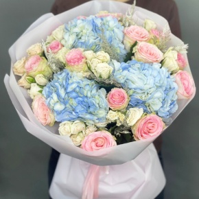 Букет "Легкий ветерок" из роз, конифера и гортензий в Мытищах