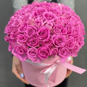 Композиция в шляпной коробке из 71 кенийской розы в Мытищах