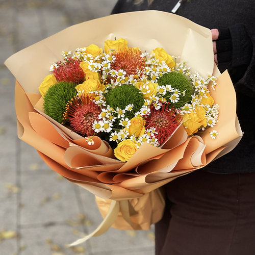 Букет "Зельда" из диантусов Lux, лимонных роз, лейко и ромашек в Мытищах Букет "Зельда" из диантусов Lux, лимонных роз, лейко и ромашек в Мытищах