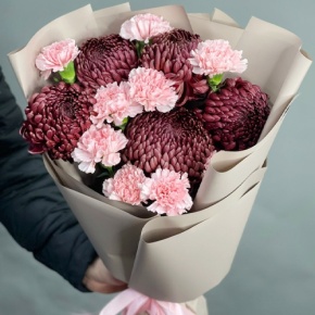 Букет из хризантем Бигоуди и розовых диантусов в Мытищах
