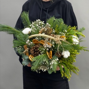 Композиция в корзине "Новогоднее настроение" из нобилиса, корицы и хлопка