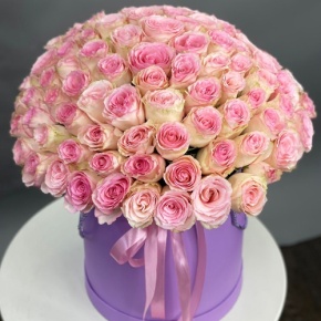 Композиция в шляпной коробке из 151 розы кения в Мытищах