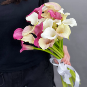 Букет из 21 каллы микс в Мытищах