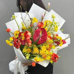 Букет с кустовыми ранункулюсами, антуриумом, тюльпанами и нарциссами в Мытищах