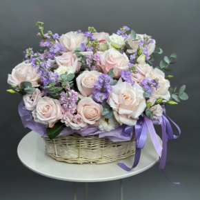 Композиция в корзине из французских роз и ароматных маттиол в Мытищах