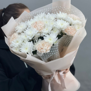 Букет из хризантем и диантусов пудра в Мытищах