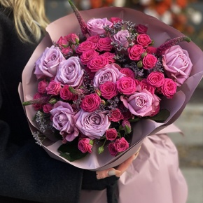 Букет "Малиновый вечер" из кустовых малиновых роз, вероники, лимониума и роз Меритим в Мытищах