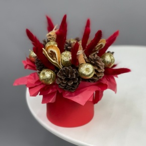 Композиция в шляпной коробке "Глинтвейн золото" из шишек, корицы и лагуруса в Мытищах