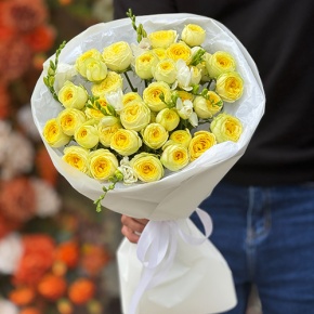 Букет "Всё решено" из лимонных пионовидных кустовых роз и ароматных фрезий в Мытищах