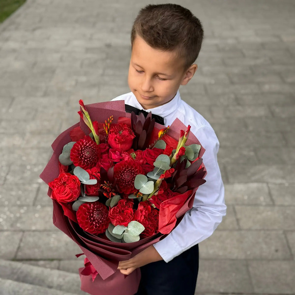 Букет с георгинами, розами и леукадендроном в Мытищах