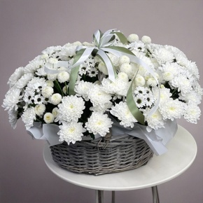 Композиция в корзине "Снежная лавина" из хризантем в Мытищах