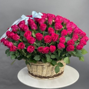 Композиция в корзине из 151 малиновой розы в Мытищах