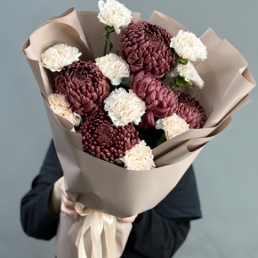 Букет из хризантем Бигоуди и диантусов в Мытищах