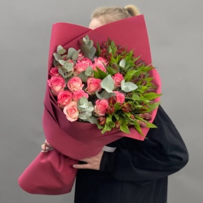 Букет "Тандем" из роз Джумилия и альстромерий в Мытищах