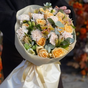 Букет "Пломбирный" из роз Аваланж, диантусов, альстромерий и эвкалипта в Мытищах