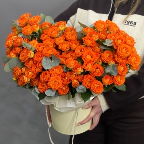 Композиция в шляпной коробке "Закат" из кустовых роз и эвкалипта в Мытищах