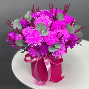 Композиция в шляпной коробке "Магия розового" из хризантем и лаванды в Мытищах