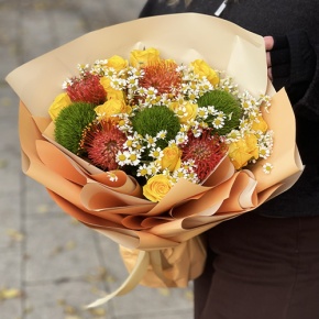 Букет "Зельда" из диантусов Lux, лимонных роз, лейко и ромашек в Мытищах Букет "Зельда" из диантусов Lux, лимонных роз, лейко и ромашек в Мытищах