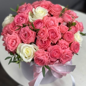 Композиция в шляпной коробке из белых и кустовых коралловых роз в Мытищах