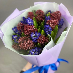 Букет "Твой яркий день" из гиацинтов и скиммии в Мытищах