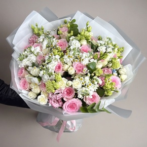 Букет "Ульяна" из роз, ароматных маттиол, ромашек, эустом и оксипеталума в Мытищах