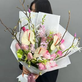 Авторский букет с антуриумами, ранункулюсами и цветущими ветками магнолии в Мытищах
