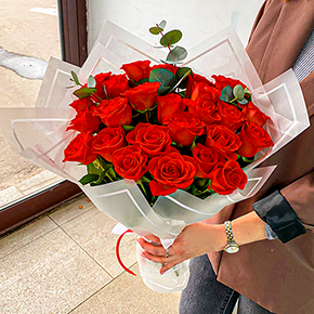 Букет из 25 красных роз с эвкалиптом в Мытищах