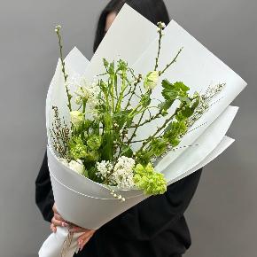 Белый букет с сиренью, ранункулюсами и тюльпанами в Мытищах
