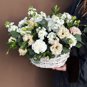 Композиция в корзине "Фея" из маттиол, диантусов, эустом и эвкалипта в Мытищах