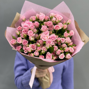 Букет  из 19 кустовых роз (60 см) в Мытищах