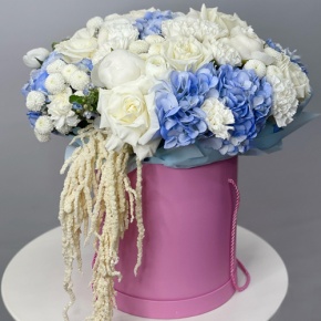 Композиция в шляпной коробке "Красотка" из пионов, гортензий, ранункулюсов, роз Эквадор, оксипеталума, диантусов и хризантем Ньютон  в Мытищах