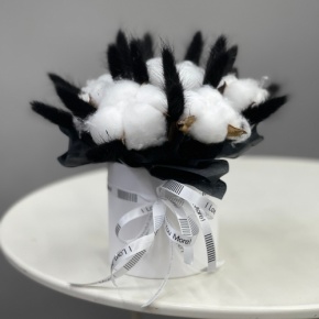 Композиция в шляпной коробке мини "Чикатуха" из хлопка и лагуруса в Мытищах