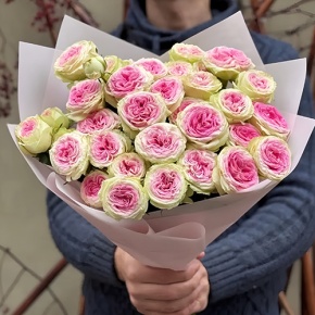 Букет "Лесли" из кустовых пионовидных роз (60 см) в Мытищах