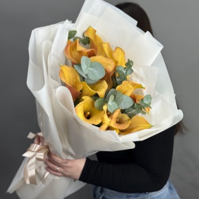 Букет из 17 оранжевых калл с эвкалиптом в Мытищах