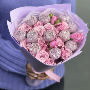 Букет из шоколадных пионов и кустовых роз в Мытищах